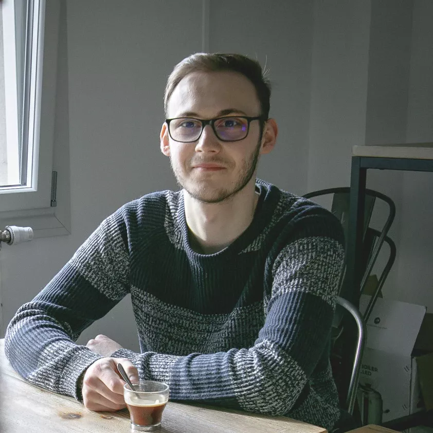 Joachim Fouillade, gérant de Neikin, buvant un café avec le sourire